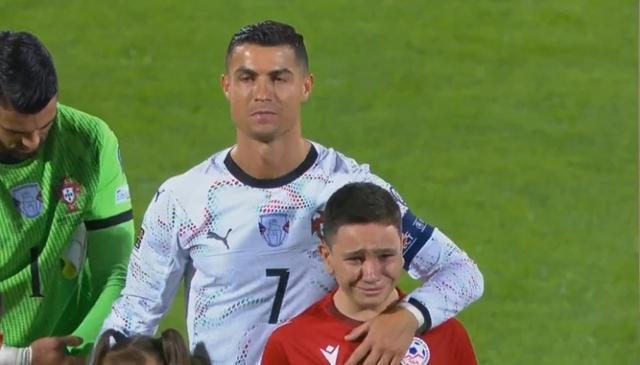 追星成功！C罗入场时带着的小球童激动得哭了出来